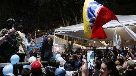 Der liberalkonservative Amtsinhaber Daniel Noboa und die Linkspolitikerin Luisa González haben die erste Runde der Präsidentenwahl in Ecuador gewonnen.