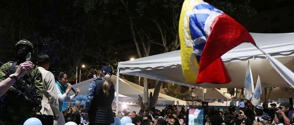 Der liberalkonservative Amtsinhaber Daniel Noboa und die Linkspolitikerin Luisa González haben die erste Runde der Präsidentenwahl in Ecuador gewonnen.