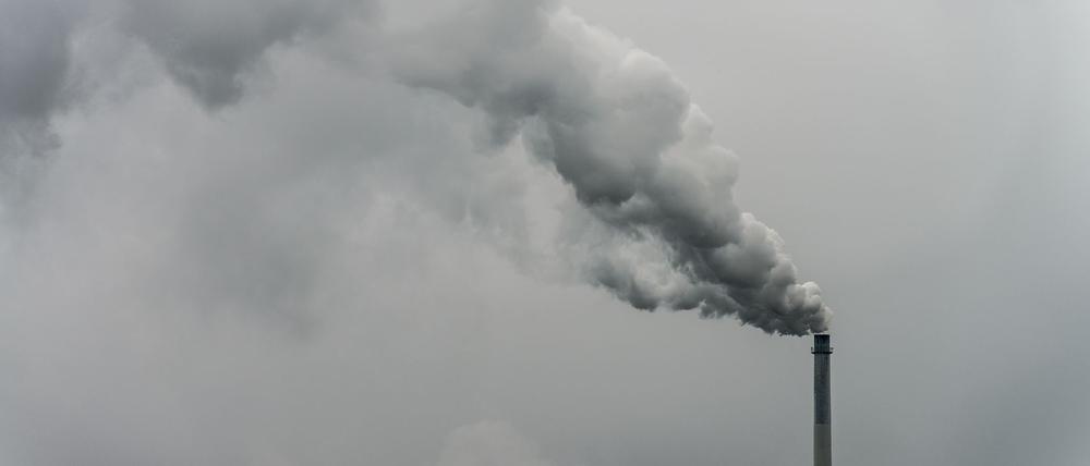 Rauch steigt aus dem Schornstein einer Fabrik. Das Wirtschaftswachstum in Deutschland wird nach Einschätzung vieler Fachleute auch in den kommenden Jahren nahezu stagnieren. (Symbolbild)
