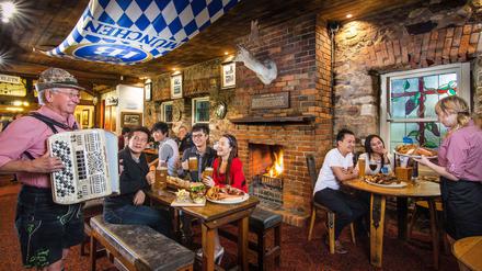 Urig und mit Lederhosen: Deutsches Ambiente wird in Hahndorf im Süden Australiens gepflegt.