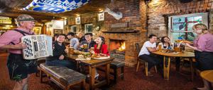 Urig und mit Lederhosen: Deutsches Ambiente wird in Hahndorf im Süden Australiens gepflegt.