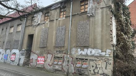 Die Fenster und Türen des leerstehenden Wohnhauses in der Laurenzstraße, Ecke Alt-Köpenick in der Köpenicker Altstadt sind vernagelt und verriegelt.