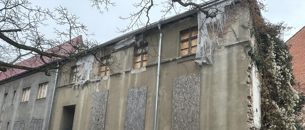 Die Fenster und Türen des leerstehenden Wohnhauses in der Laurenzstraße, Ecke Alt-Köpenick in der Köpenicker Altstadt sind vernagelt und verriegelt.
