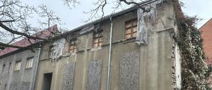 Die Fenster und Türen des leerstehenden Wohnhauses in der Laurenzstraße, Ecke Alt-Köpenick in der Köpenicker Altstadt sind vernagelt und verriegelt.