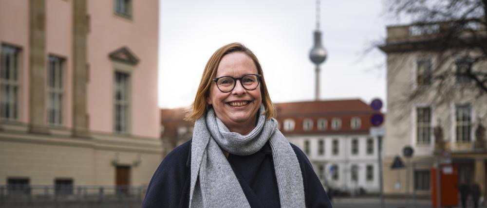 Florentine Anders vor einem Werk ihres Großvaters, des Architekten Hermann Henselmann.