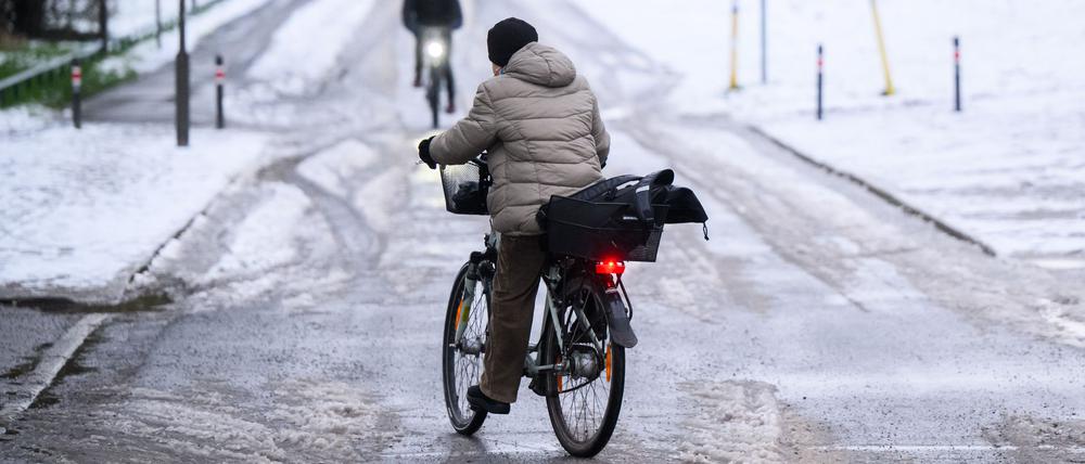 Im Süden wird es vor allem regnerisch. Im Norden und Bergland droht Schnee.