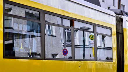 Die Bahnen der Tramlinie 21 kommen wegen der vielen Autos oft nicht weiter.