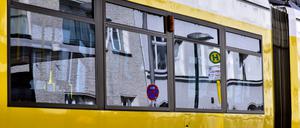 Die Bahnen der Tramlinie 21 kommen wegen der vielen Autos oft nicht weiter.