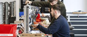 Ein Auszubildener im Bereich Elektronik baut ein Motoschutzrelais in einer Ausbildungsstätte der Deutschen Bahn zusammen. 