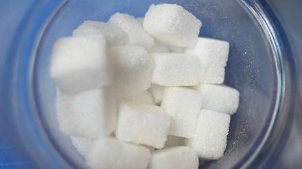 Viele Konsumenten wünschen sich Umfragen zufolge weniger Zucker in Fertiglebensmitteln.