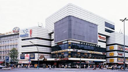 Kudamm-Eck an der Joachimsthaler Straße Ecke Kurfürstendamm.  