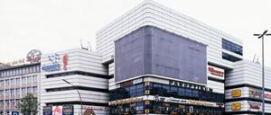 Kudamm-Eck an der Joachimsthaler Straße Ecke Kurfürstendamm.  