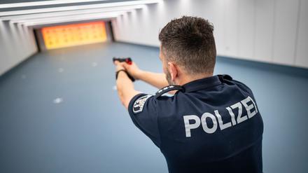 Ein Polizist der Berliner Polizei steht mit Übungswaffe im Schießstand. (Archivbild) 