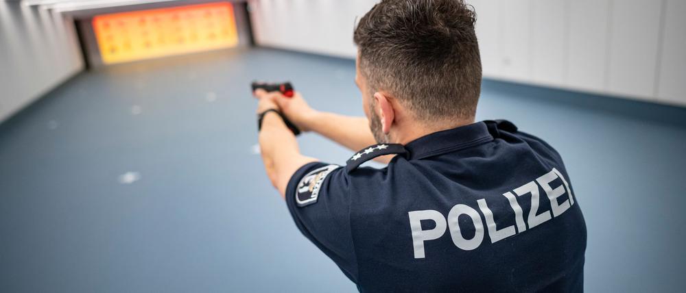 Ein Polizist der Berliner Polizei steht mit Übungswaffe im Schießstand. (Archivbild) 