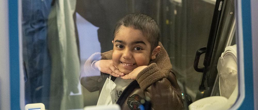 Ahmad lenkt das Gerät geschickt über die Gänge der Station.