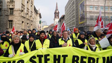 Hunderte Angestellte der BVG demonstrierten am Montagmorgen vor der Verkehrsverwaltung und der Finanzverwaltung. 