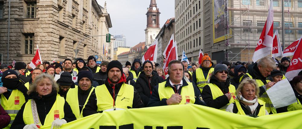 Hunderte Angestellte der BVG demonstrierten am Montagmorgen vor der Verkehrsverwaltung und der Finanzverwaltung.
