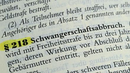 Der Paragraf 218 im Strafgesetzbuch regelt bislang die Strafbarkeit von Schwangerschaftsabbrüchen.