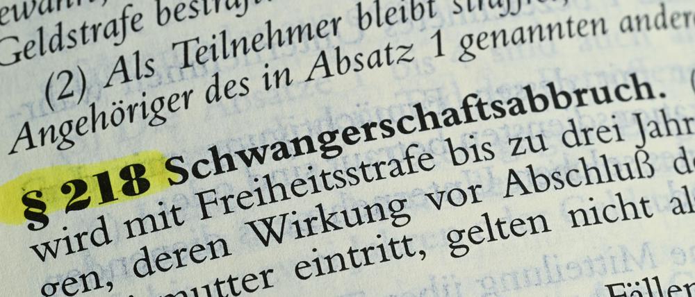 Der Paragraf 218 im Strafgesetzbuch regelt bislang die Strafbarkeit von Schwangerschaftsabbrüchen.