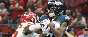 Eagles-Spieler DeVonta Smith und Chiefs-Spieler Jaylen Watson beim Super Bowl 2025.