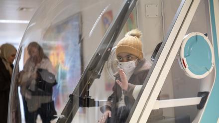 Ahmad sitzt im Ein-Personen-Fahrzeug „Moby“ auf der Kinderstation für Stammzelltransplantation.
