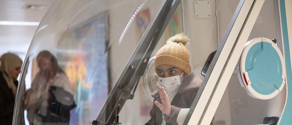 Ahmad sitzt im Ein-Personen-Fahrzeug „Moby“ auf der Kinderstation für Stammzelltransplantation.