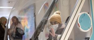 Ahmad sitzt im Ein-Personen-Fahrzeug „Moby“ auf der Kinderstation für Stammzelltransplantation.