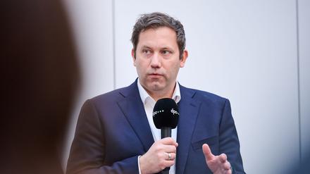 SPD-Chef Klingbeil ist für die Fortsetzung der Grenzkontrollen.
