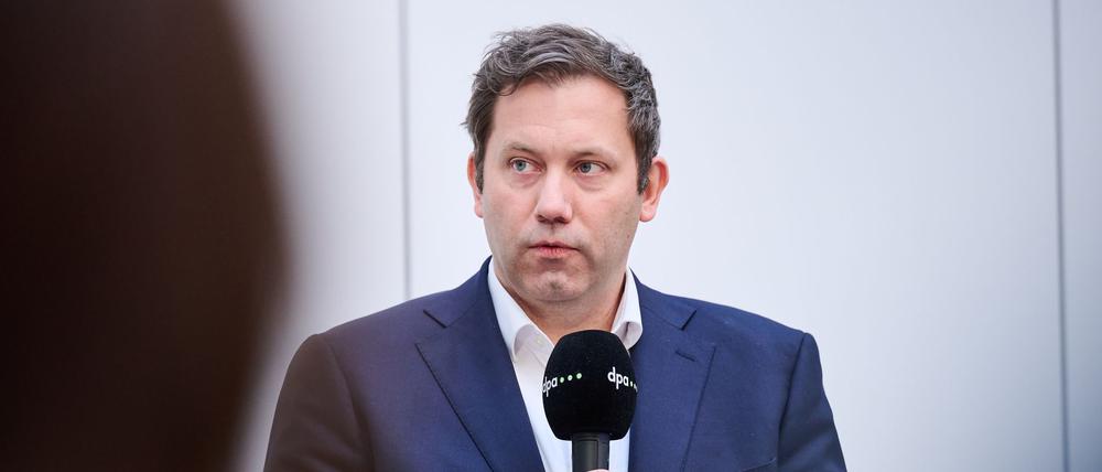 SPD-Chef Klingbeil ist für die Fortsetzung der Grenzkontrollen.