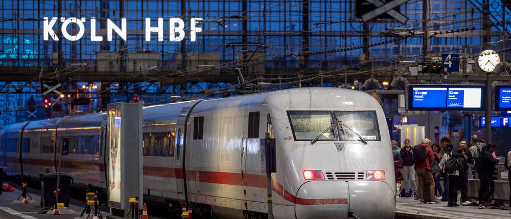 Ein ICE im Kölner Hauptbahnhof. Am 23. Februar wird der Fernverkehr hier für zwölf Stunden umgeleitet. (Archivbild)