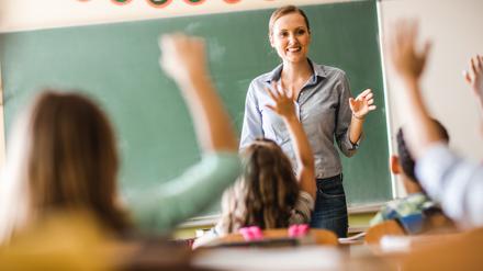 Bisher lautet die Zielvorgabe 2500 Lehramtsabsolventen pro Jahr. Doch die Wissenschaftssenatorin will das absenken.