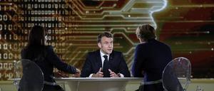 Der französische Präsident Emmanuel Macron gibt einem französischen Journalisten und einer indischen Journalistin  im Grand Palais ein Interview im Vorfeld des KI-Aktionsgipfels.