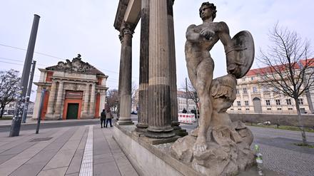 Vandalismus an der Ringerkolonnade. Die Gladiator-Skulptur hat ihr Schwert verloren.