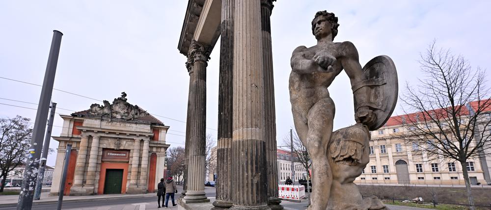 Vandalismus an der Ringerkolonnade. Die Gladiator-Skulptur hat ihr Schwert verloren.