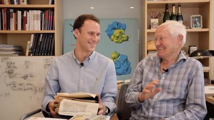 Die Chemie stimmt. Jonas Piduhn und Nobelpreisträger Joachim Frank bei der Sichtung des Archivs.