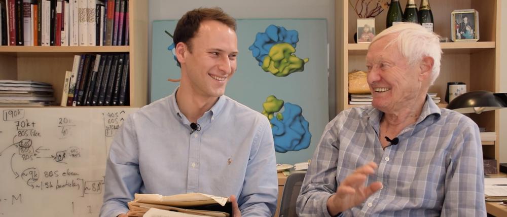 Die Chemie stimmt. Jonas Piduhn und Nobelpreisträger Joachim Frank bei der Sichtung des Archivs.