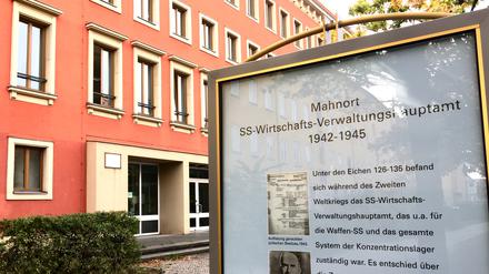 Unter den Eichen 126-135 plante und finanzierte das Wirtschafts-Verwaltungshauptamt (WVHA) der SS für das Deutsche Reich und das gesamte besetzte Europa die Konzentrations- und Vernichtungslager. Heute ist im Gebäude das Bundesbauamt untergebracht.