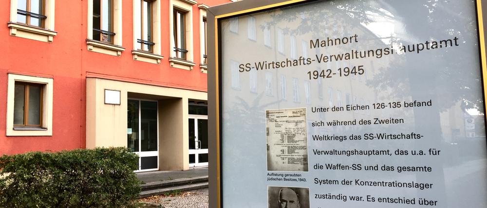 Unter den Eichen 126-135 plante und finanzierte das Wirtschafts-Verwaltungshauptamt (WVHA) der SS für das Deutsche Reich und das gesamte besetzte Europa die Konzentrations- und Vernichtungslager. Heute ist im Gebäude das Bundesbauamt untergebracht.