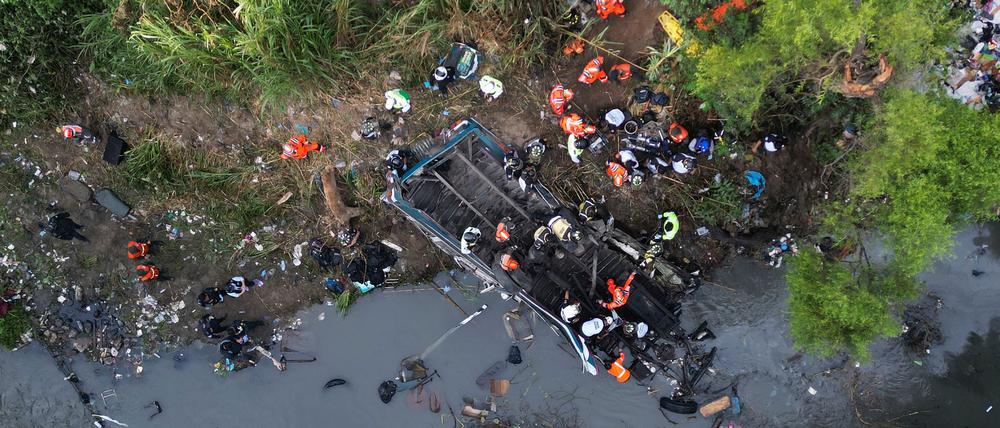 Der Bus stürzte von einer Brücke etwa 20 Meter in die Tiefe.