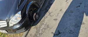 Blick auf den Wahlkampfbus des hessischen Bundestagsabgeordneten Müller, nachdem der Bus wegen lockerer Radmuttern das linke Vorderrad verloren hat.