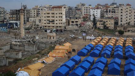 Während einer Waffenruhe zwischen Israel und der Hamas leben vertriebene palästinensische Familien vorübergehend in Zelten, die in der Nähe ihrer zerstörten Häuser in der Stadt Gaza aufgestellt wurden.