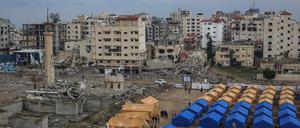 Während einer Waffenruhe zwischen Israel und der Hamas leben vertriebene palästinensische Familien vorübergehend in Zelten, die in der Nähe ihrer zerstörten Häuser in der Stadt Gaza aufgestellt wurden.