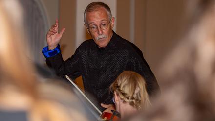 Prof. Kristian Commichau, Künstlerischer Leiter und Gründer des
Orchesters Sinfonietta Potsdam und des Chors Campus Cantabile.