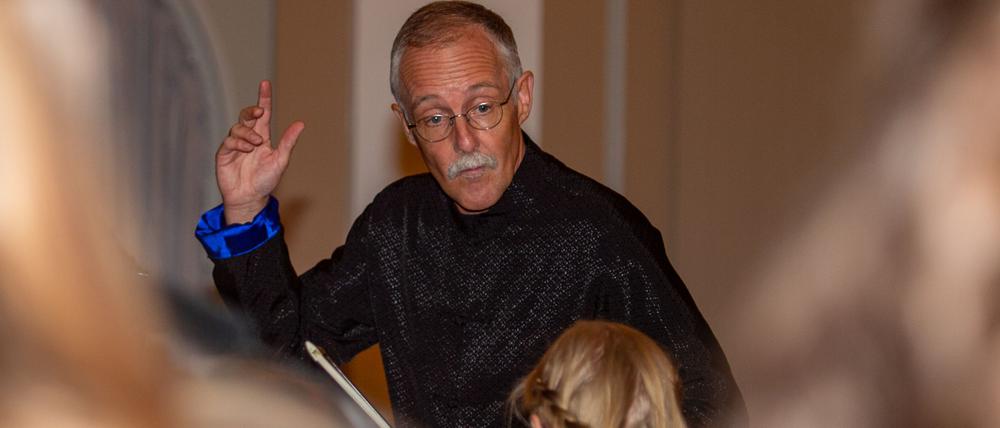 Prof. Kristian Commichau, Künstlerischer Leiter und Gründer des
Orchesters Sinfonietta Potsdam und des Chors Campus Cantabile.