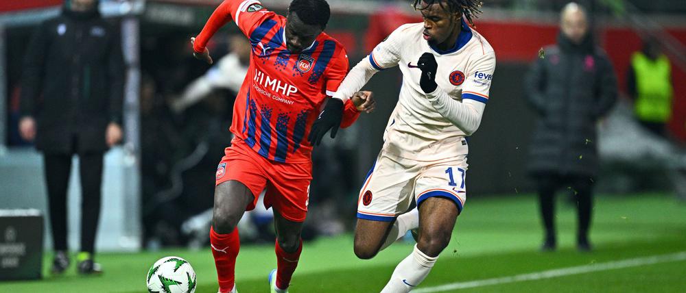 Carney Chukwuemeka (r) könnte in Lissabon sein Debüt für Dortmund feiern.