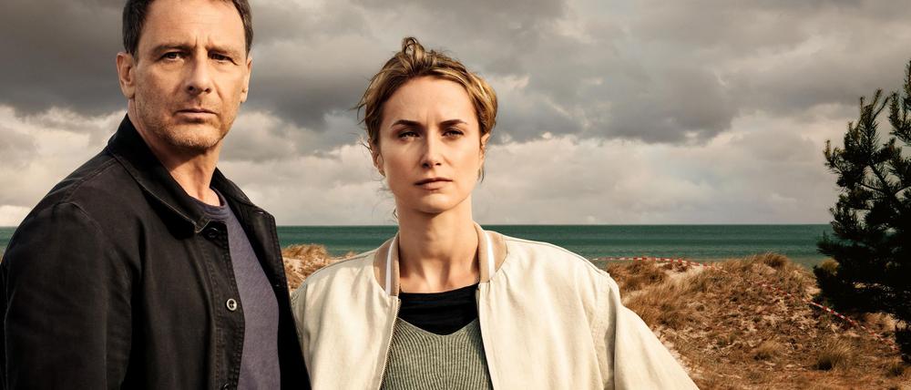 RTL setzt seine 2023 erfolgreich begonnene Krimireihe „Dünentod“ mit zwei Folgen fort. Das ungleiche Ermittler-Duo Tjark Wolf (Hendrik Duryn) und Femke Folkmer (Pia Barucki) wird auf die Probe gestellt.