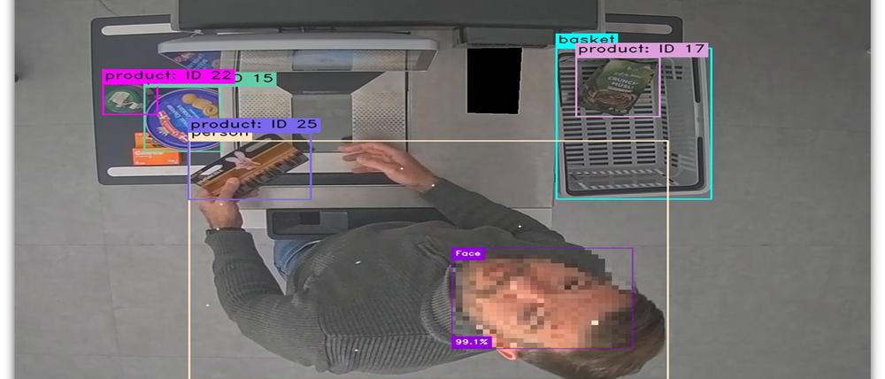 Ein Testeinkäufer steht an einer SB-Kasse und wird von einer Kamera aufgenommen.