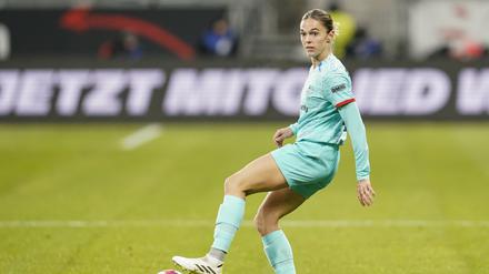 Barcelonas Maria Leon spielt den Ball. 