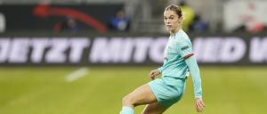 Barcelonas Maria Leon spielt den Ball. 