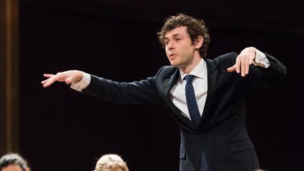 Der französische Dirigent Maxime Pascal wurde 1985 geboren.